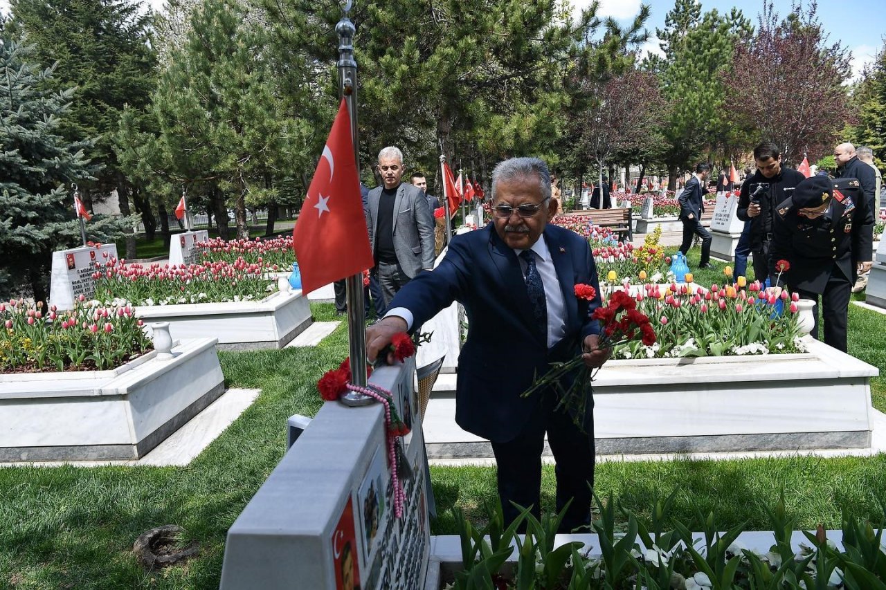 Bakan Akar, Vali Çiçek ve Başkan Büyükkılıç’tan şehitlik ziyareti