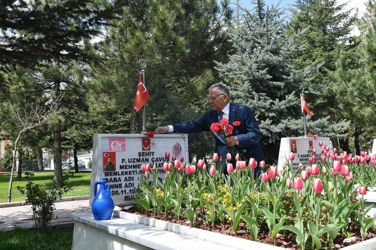 Bakan Akar, Vali Çiçek ve Başkan Büyükkılıç’tan şehitlik ziyareti