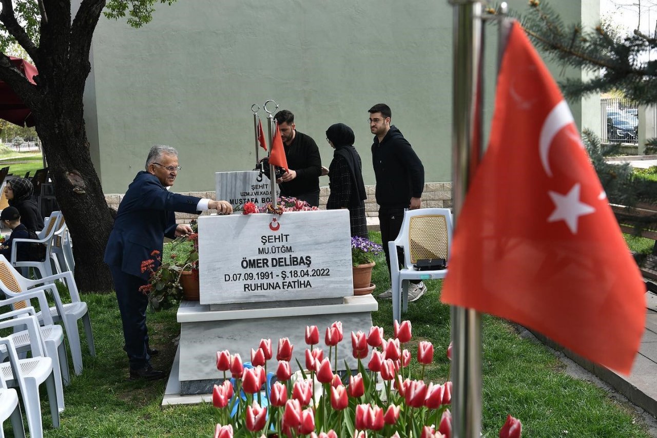 Bakan Akar, Vali Çiçek ve Başkan Büyükkılıç’tan şehitlik ziyareti