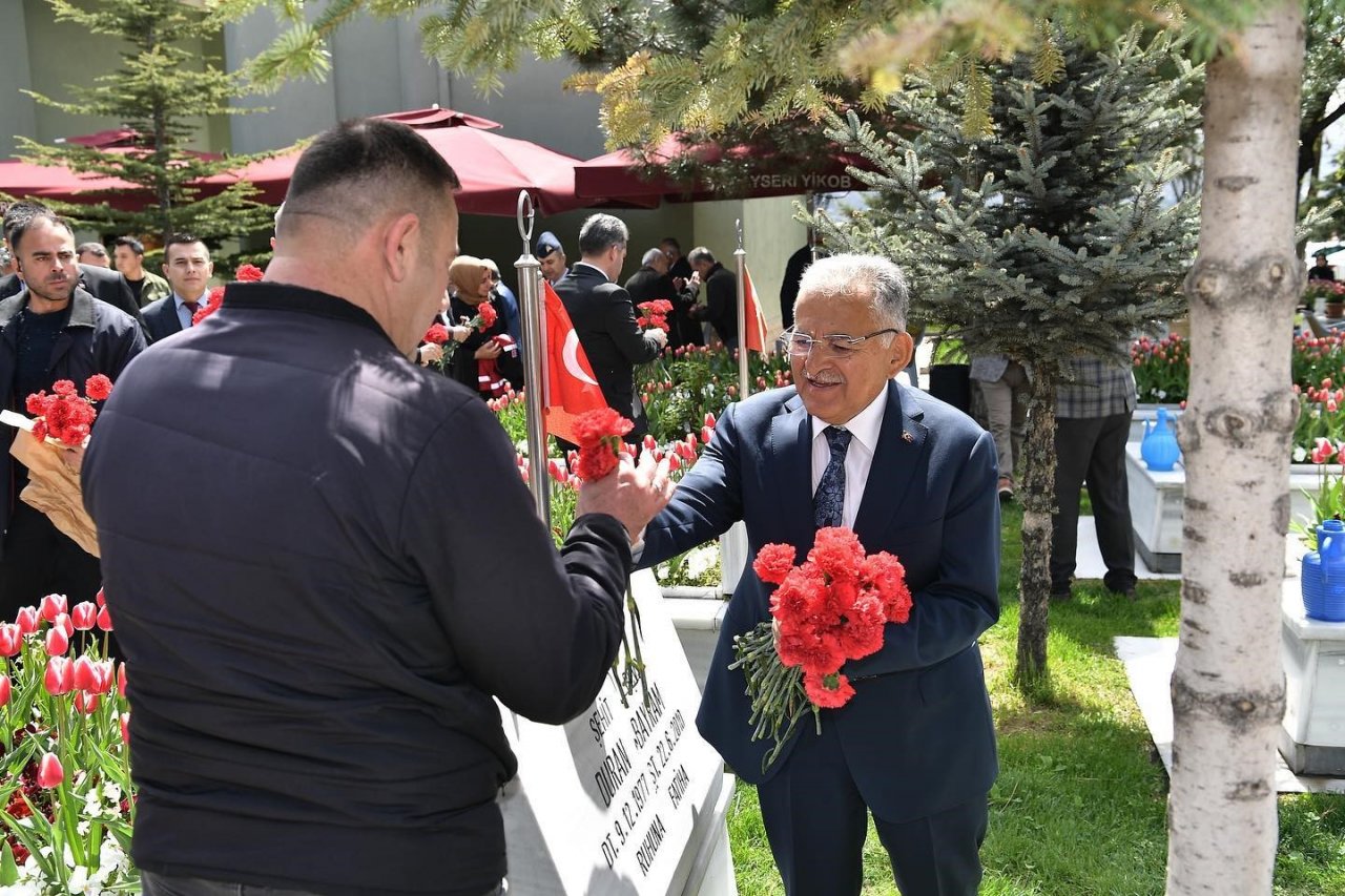Bakan Akar, Vali Çiçek ve Başkan Büyükkılıç’tan şehitlik ziyareti