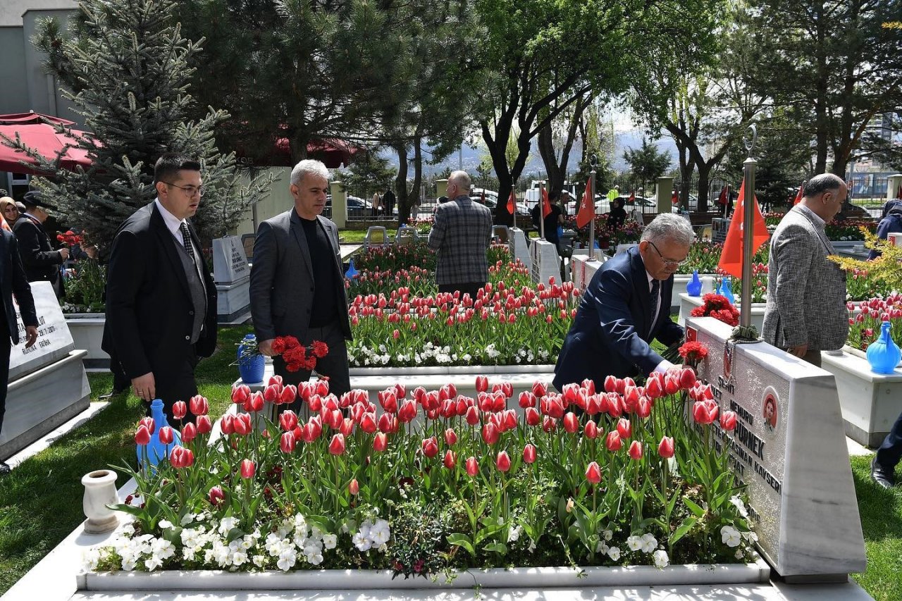 Bakan Akar, Vali Çiçek ve Başkan Büyükkılıç’tan şehitlik ziyareti