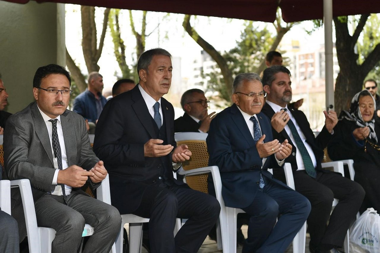 Bakan Akar, Vali Çiçek ve Başkan Büyükkılıç’tan şehitlik ziyareti