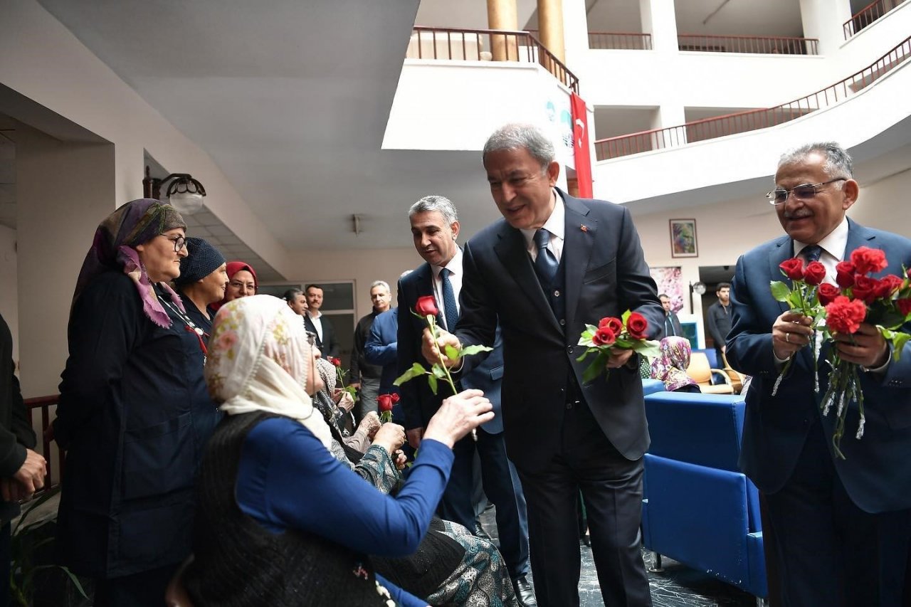 Bakan Akar ile Başkan Büyükkılıç, bayramlaşma programlarına TOGG ile katıldı