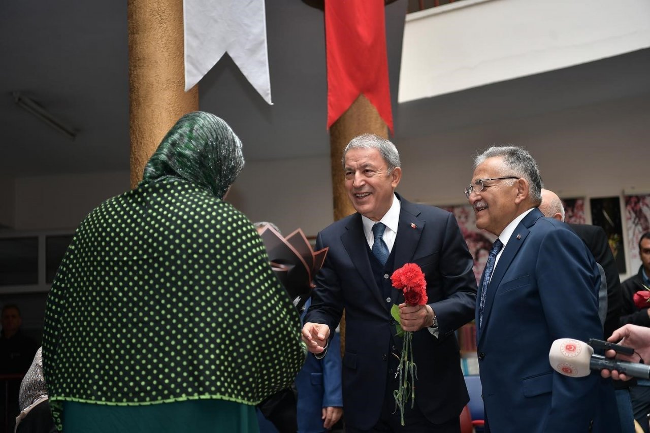 Bakan Akar ile Başkan Büyükkılıç, bayramlaşma programlarına TOGG ile katıldı