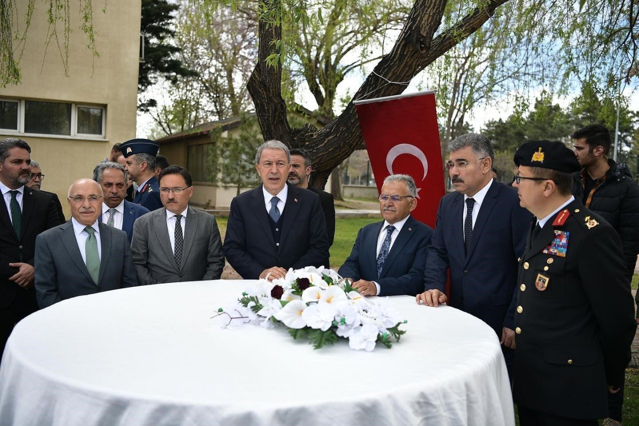 Bakan Akar ile Başkan Büyükkılıç, bayramlaşma programlarına TOGG ile katıldı