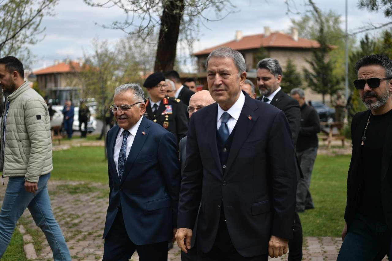 Bakan Akar ile Başkan Büyükkılıç, bayramlaşma programlarına TOGG ile katıldı