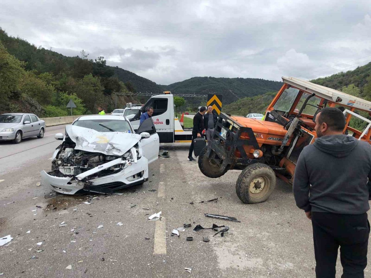 Amasya’da traktör ile otomobil çarpıştı, 3 yaralı