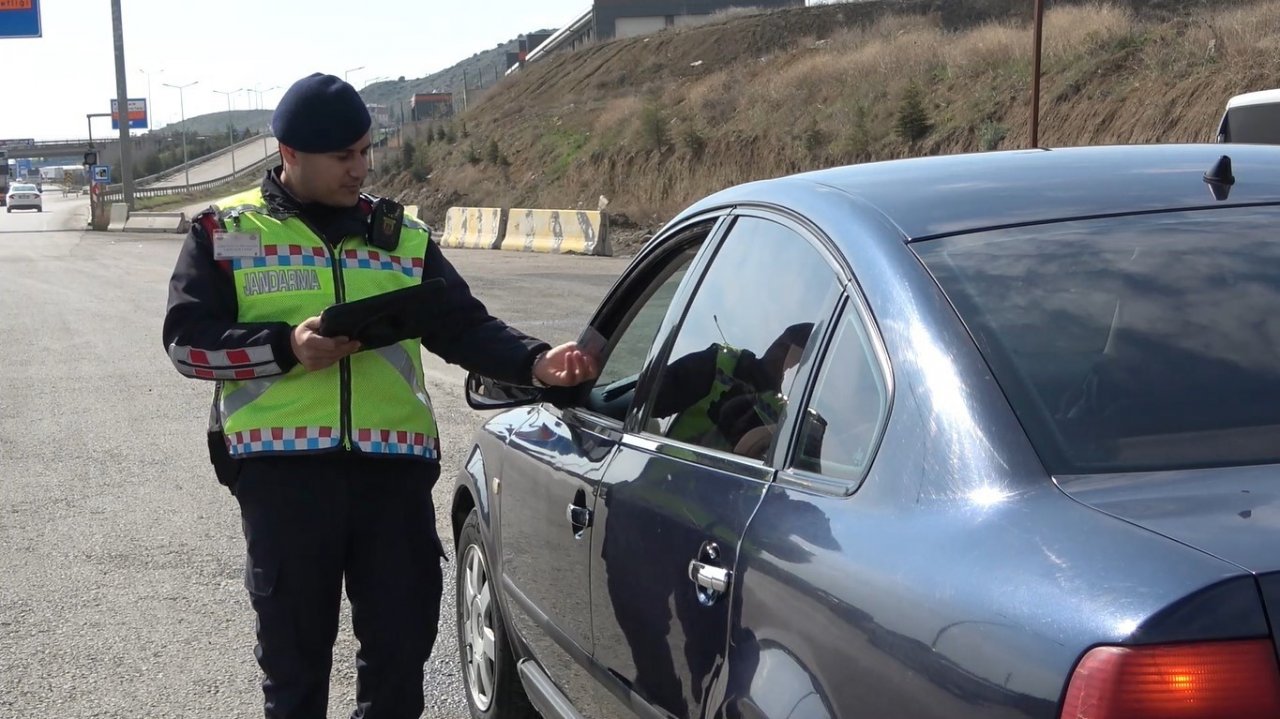 Tatilciler yollara akın etti, 43 ilin geçiş güzergahında trafik yoğunluğu