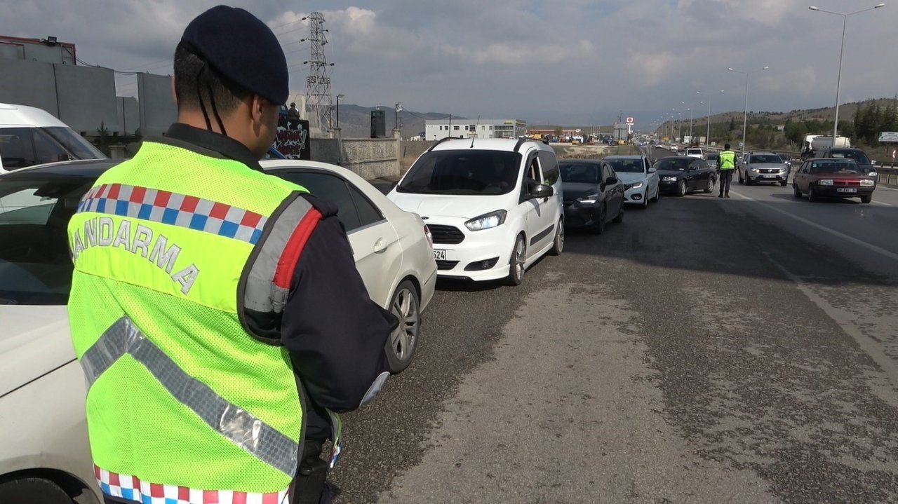 Tatilciler yollara akın etti, 43 ilin geçiş güzergahında trafik yoğunluğu