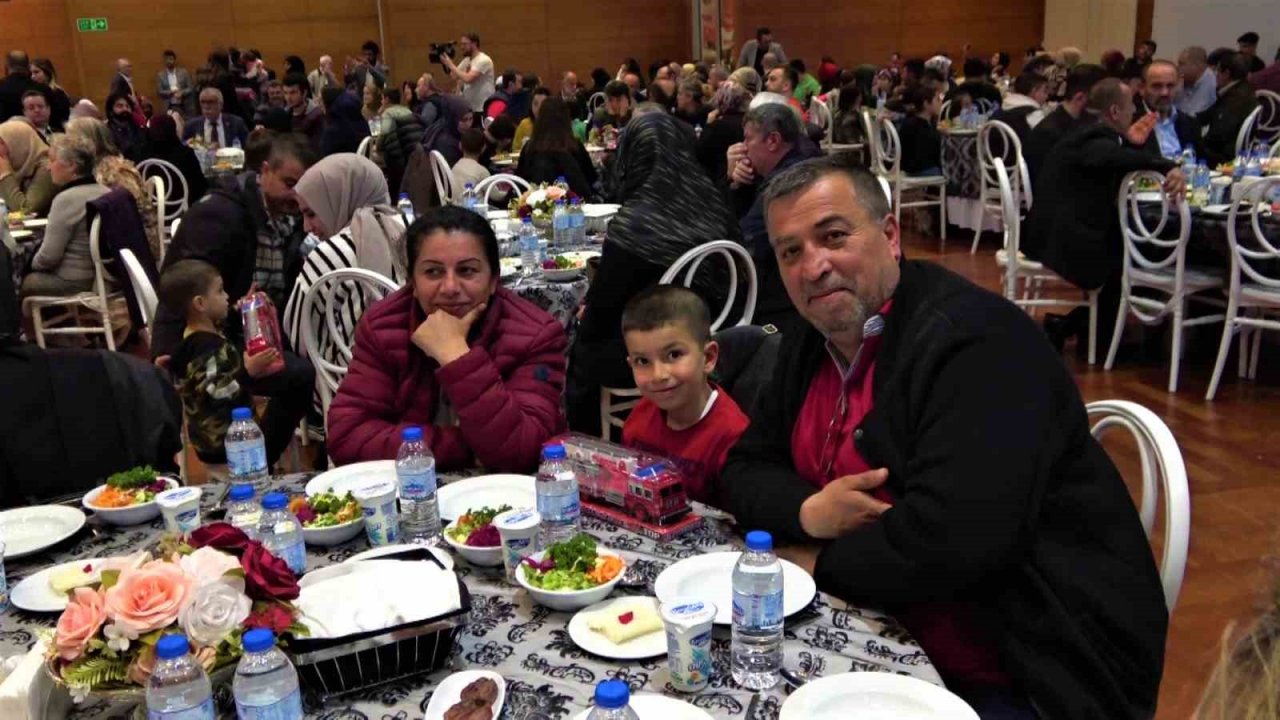 MHP Bursa’daki depremzedelerle iftar sofrasında buluştu