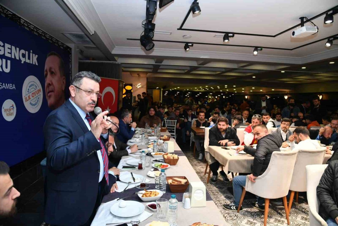 Başkan Genç gençlerle sahurda bir araya geldi