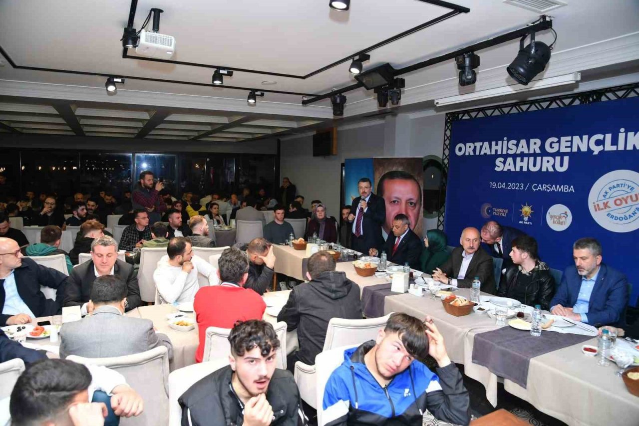 Başkan Genç gençlerle sahurda bir araya geldi