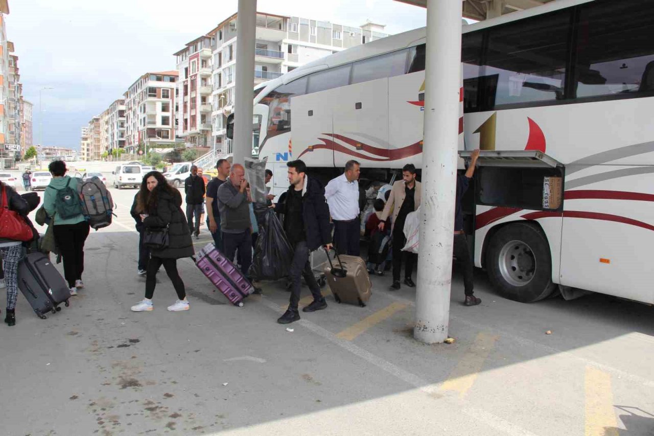 Deprem bölgesi Hatay’da bayram yoğunluğu, yakınlarına destek için geldiler