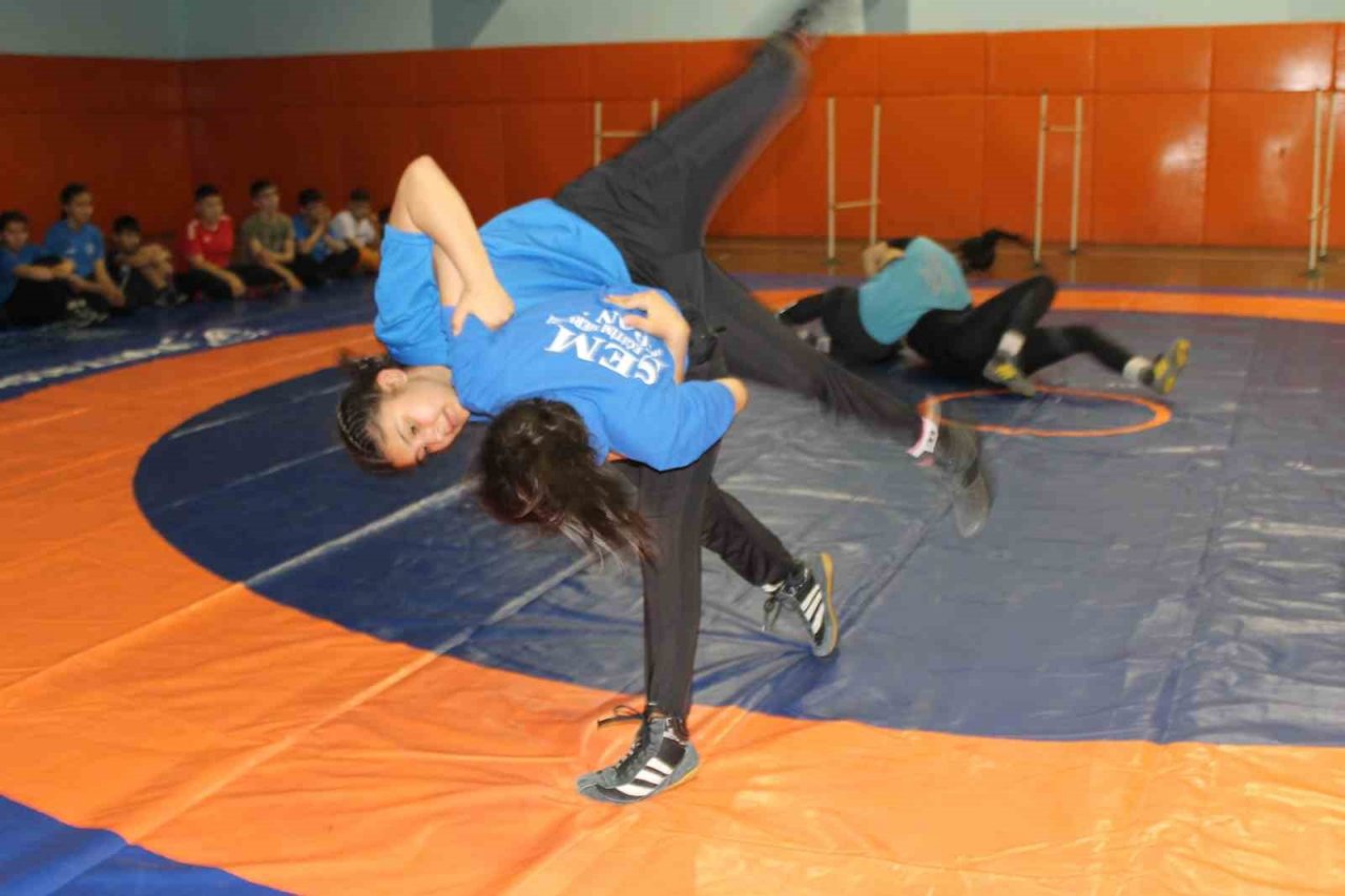 Kadın güreşçilerin hedefi Avrupa’da Türk bayrağını dalgalandırmak