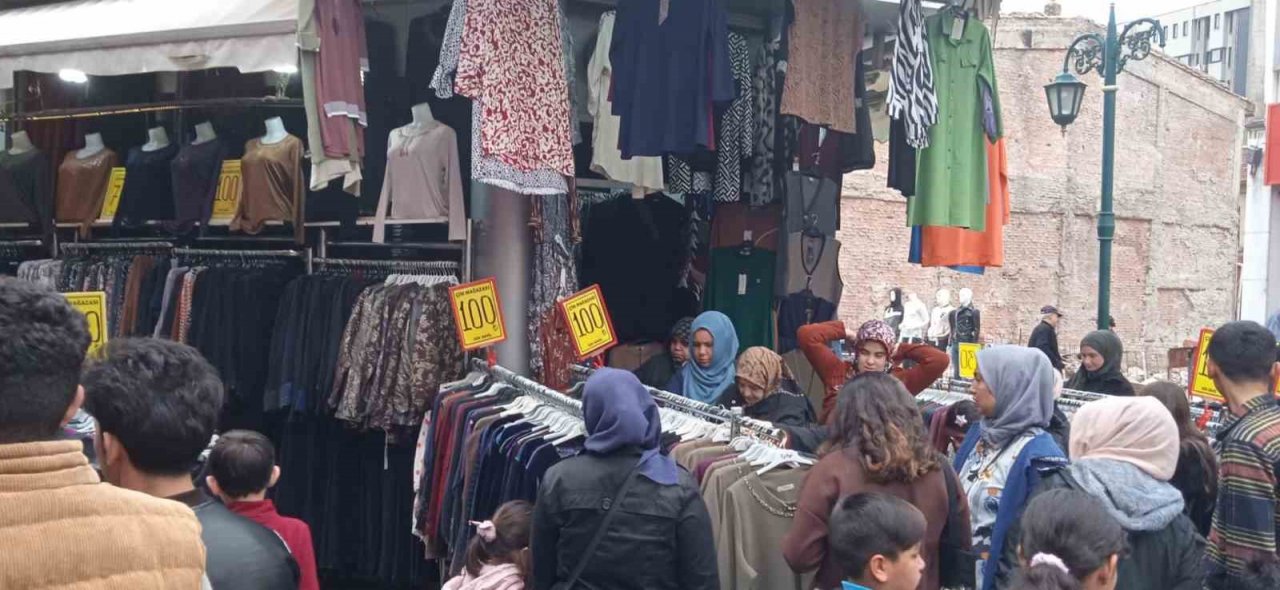 Kadın kıyafetleri satan mağazalarda alışveriş yoğunluğu daha fazla