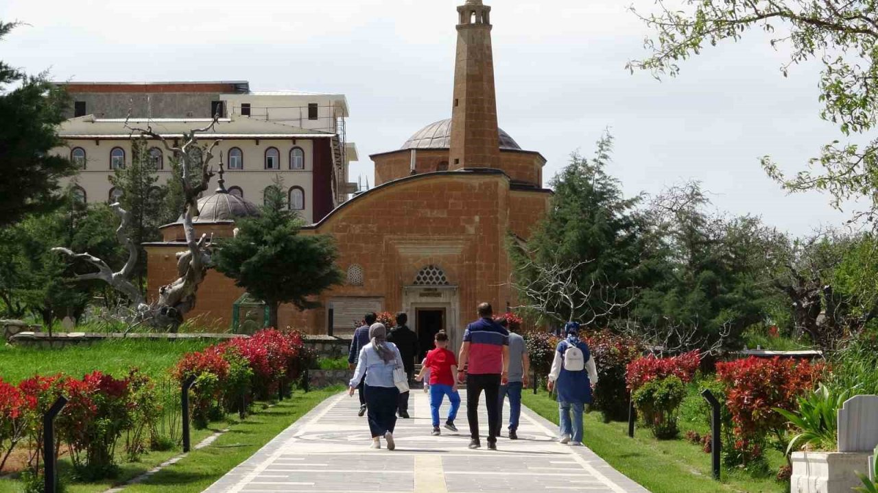 Siirt’in Tillo ilçesi ziyaretçi akınına uğruyor