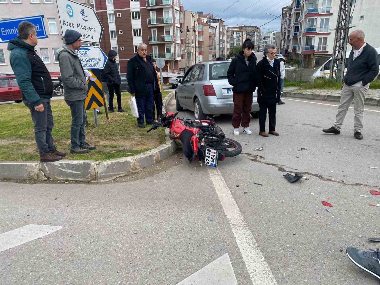 Sinop’ta otomobille çarpışan motosiklet sürücüsü yaralandı