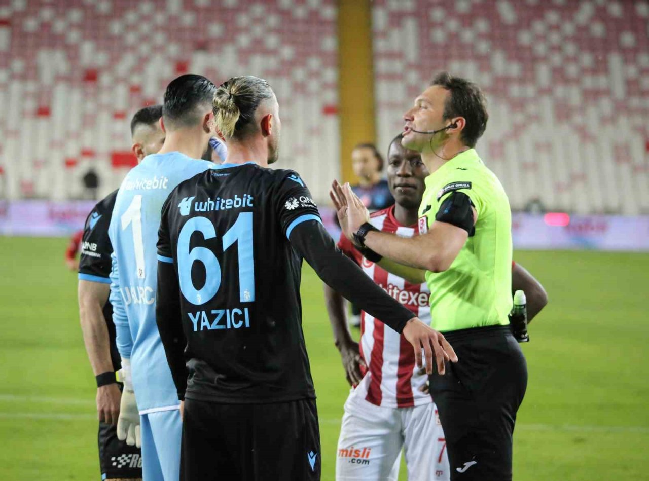 Spor Toto Süper Lig: DG Sivasspor: 2 - Trabzonspor: 1 (İlk yarı)