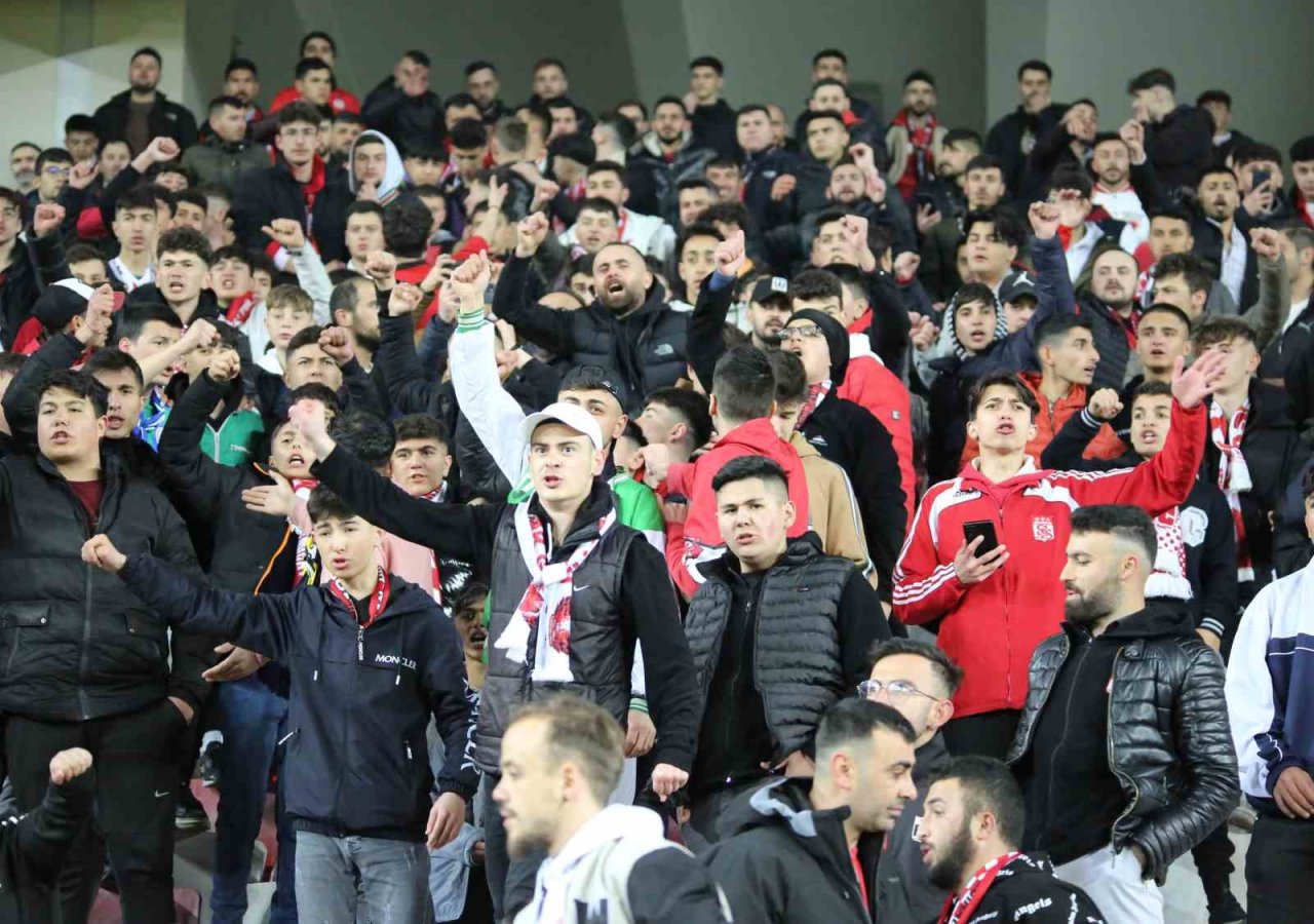 Spor Toto Süper Lig: DG Sivasspor: 2 - Trabzonspor: 1 (İlk yarı)