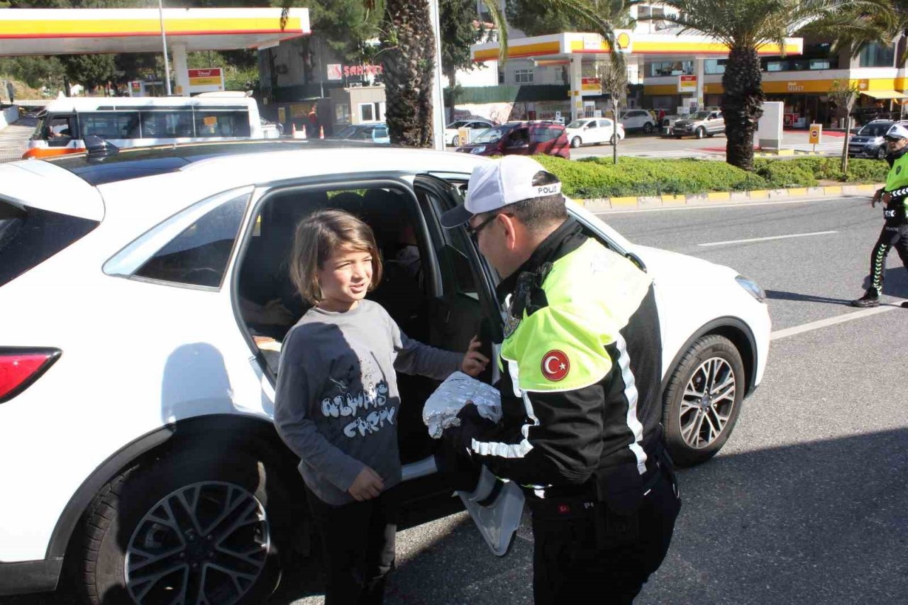 Trafik polisleri Marmaris girişinde sürücüleri uyardı, çocuklara hediye dağıttı