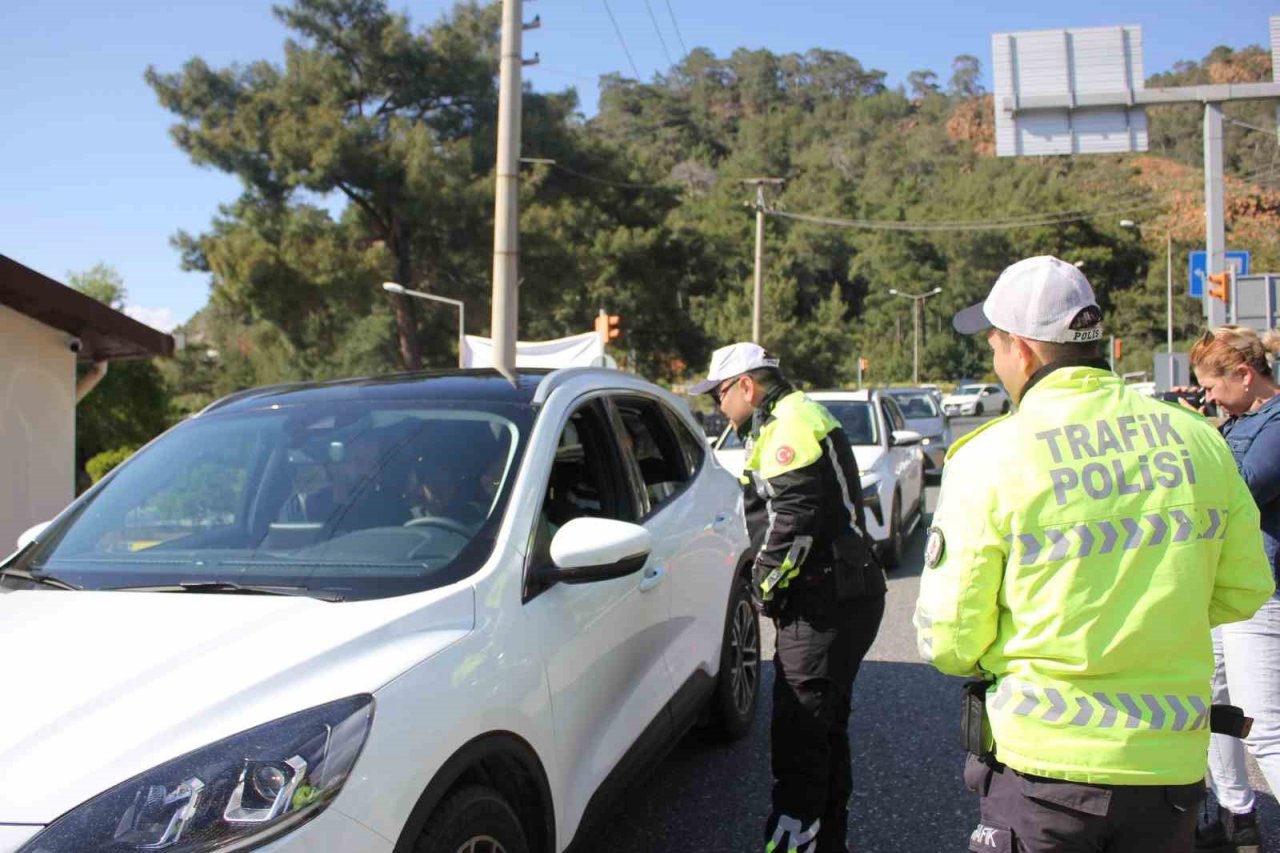 Trafik polisleri Marmaris girişinde sürücüleri uyardı, çocuklara hediye dağıttı