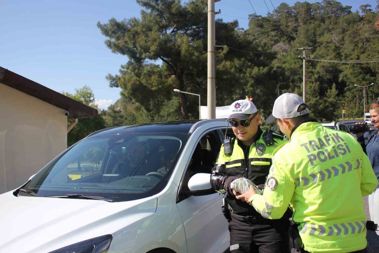 Trafik polisleri Marmaris girişinde sürücüleri uyardı, çocuklara hediye dağıttı