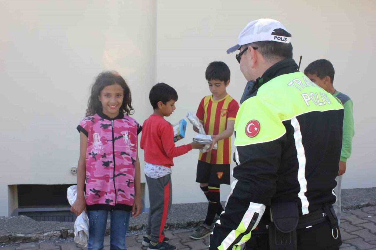 Trafik polisleri Marmaris girişinde sürücüleri uyardı, çocuklara hediye dağıttı