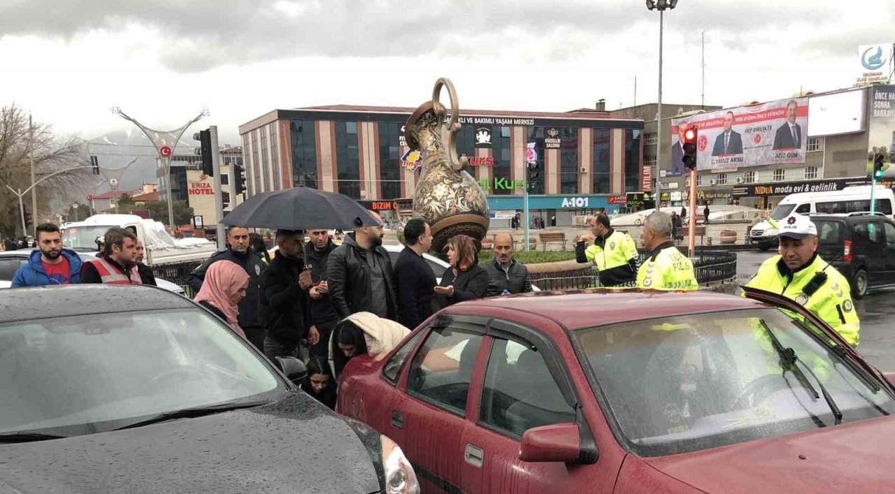 Trafikte tartıştığı kadın sürücüyü darp eden kişi vatandaşlar tarafından linç edilmek istendi