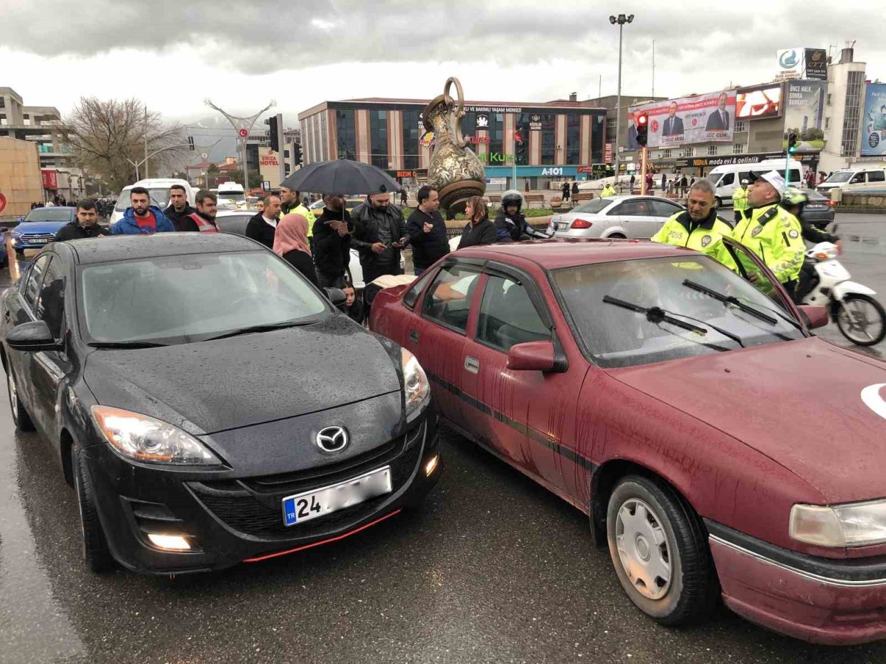 Trafikte tartıştığı kadın sürücüyü darp eden kişi vatandaşlar tarafından linç edilmek istendi