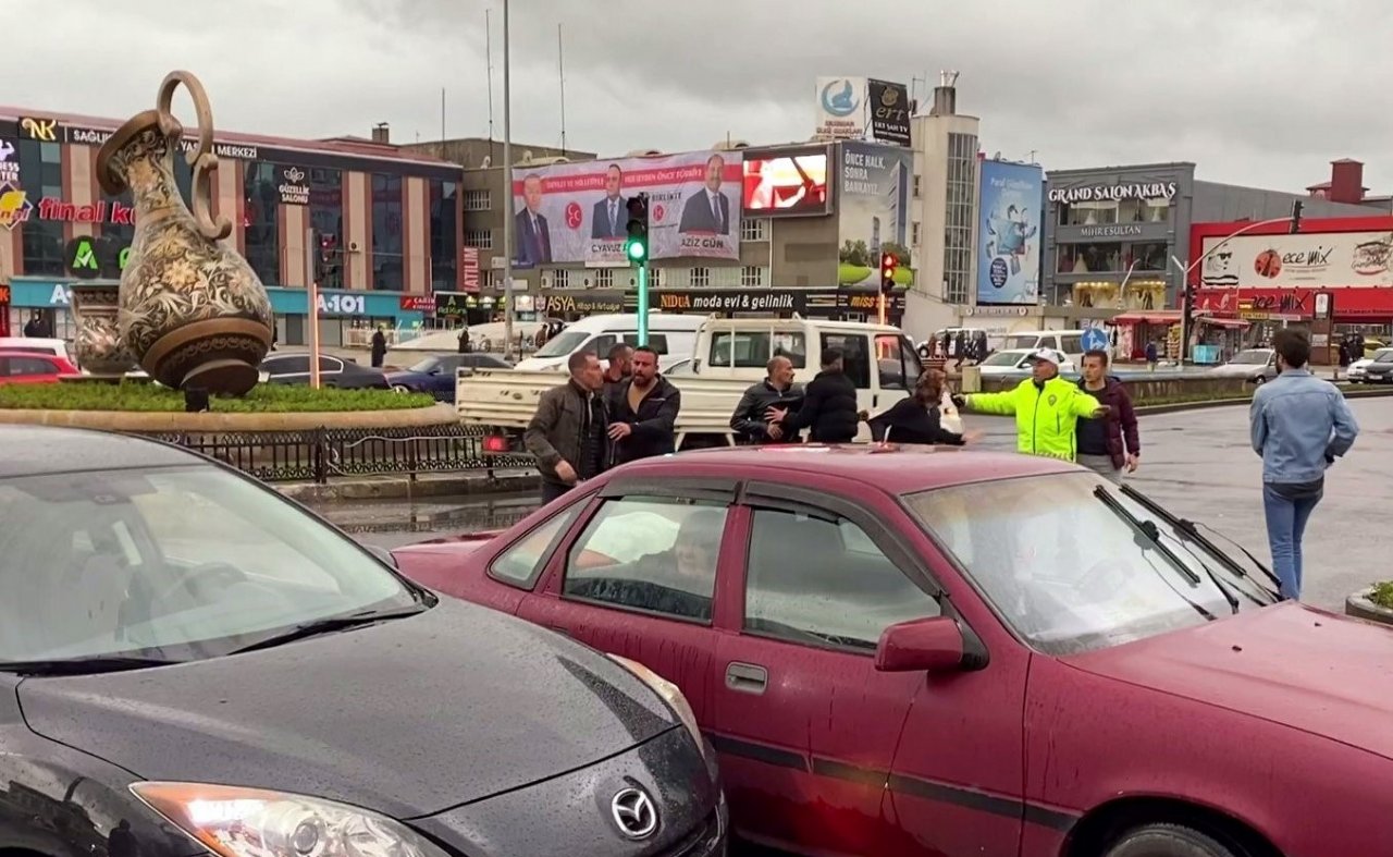 Trafikte tartıştığı kadın sürücüyü darp eden kişi vatandaşlar tarafından linç edilmek istendi
