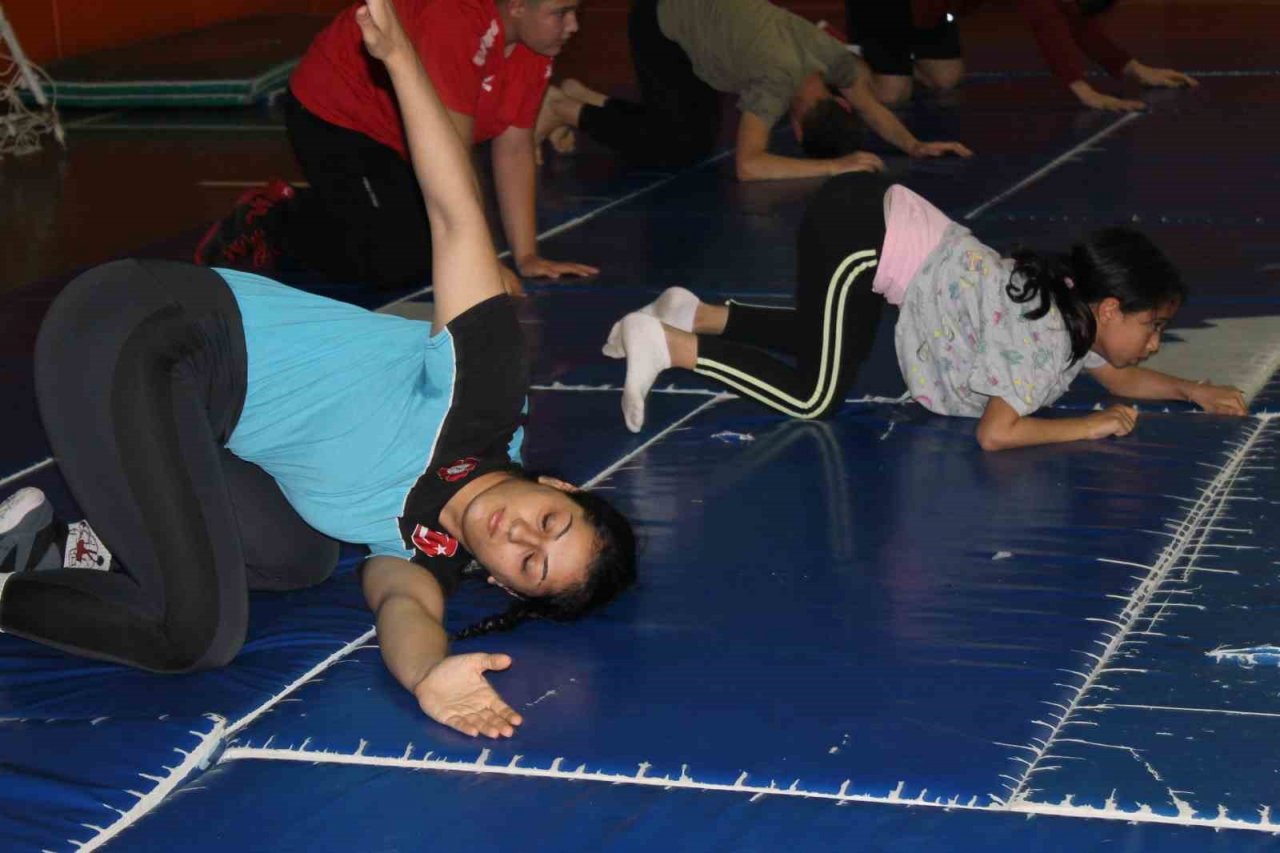 Kadın güreşçilerin hedefi Avrupa’da Türk bayrağını dalgalandırmak