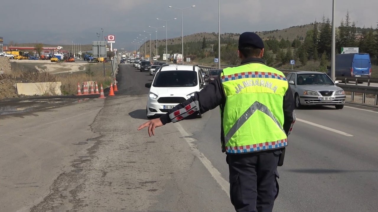 Tatilciler yollara akın etti, 43 ilin geçiş güzergahında trafik yoğunluğu