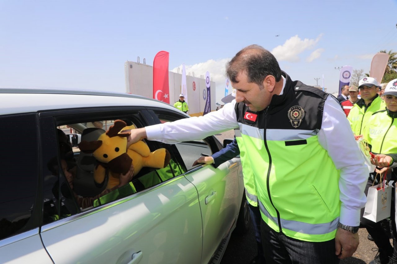 Vali Ayhan sürücülere hediyeli bayram kutlaması