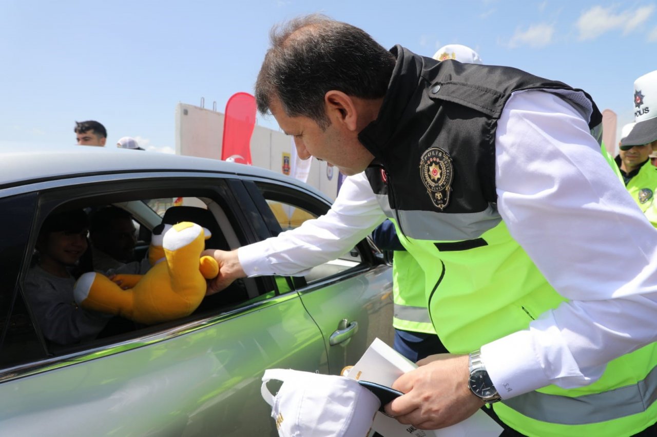 Vali Ayhan sürücülere hediyeli bayram kutlaması