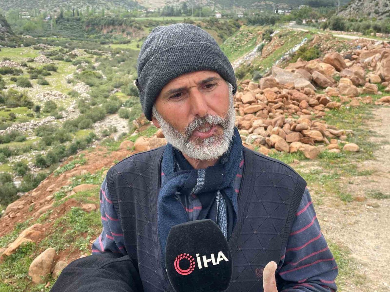 Asırlık çayın deprem sonrası yer altına girmesi böyle görüntülendi