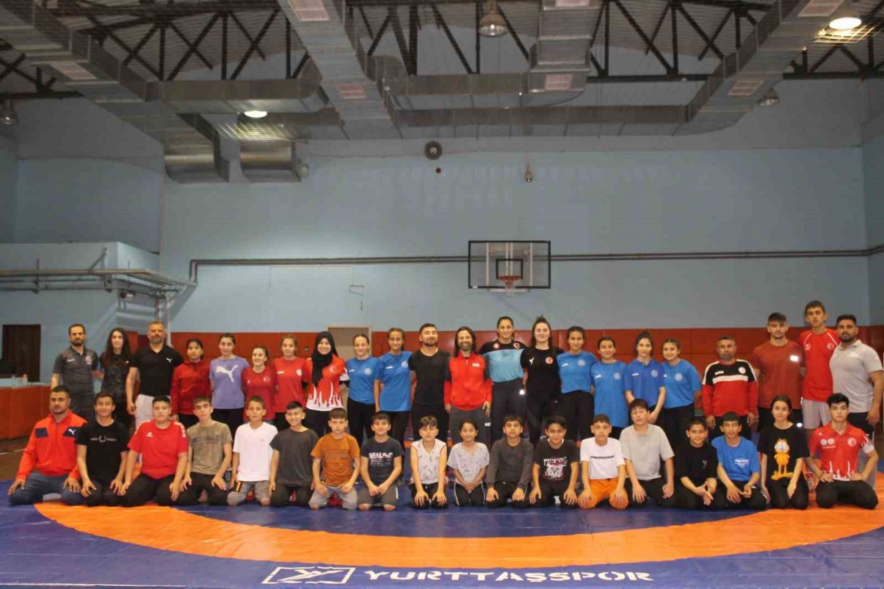 Kadın güreşçilerin hedefi Avrupa’da Türk bayrağını dalgalandırmak