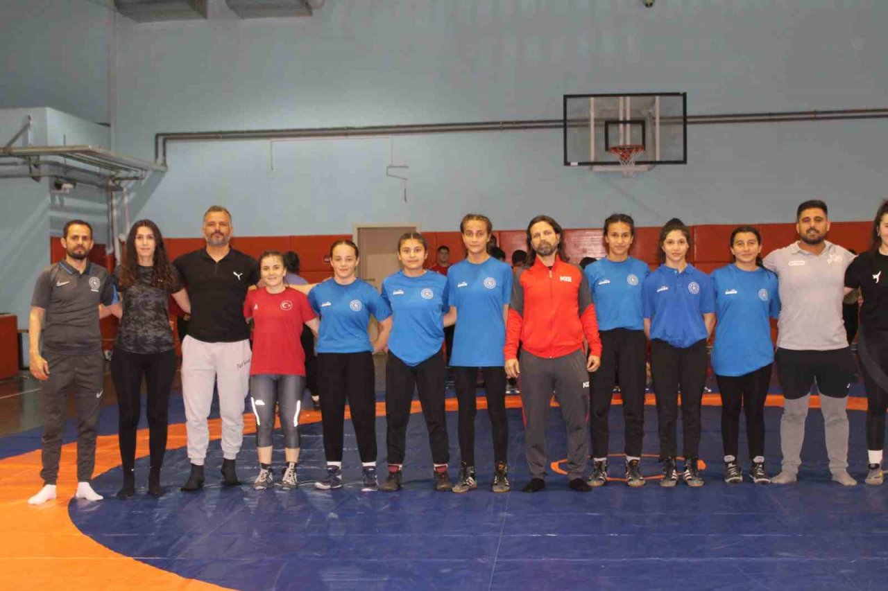 Kadın güreşçilerin hedefi Avrupa’da Türk bayrağını dalgalandırmak