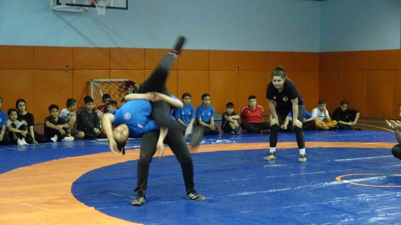 Kadın güreşçilerin hedefi Avrupa’da Türk bayrağını dalgalandırmak