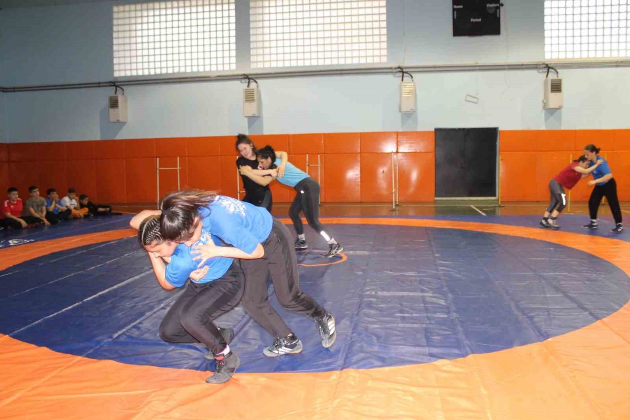 Kadın güreşçilerin hedefi Avrupa’da Türk bayrağını dalgalandırmak