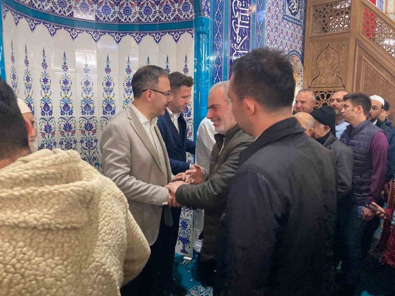 İzmirliler bayram namazı için camilere akın etti