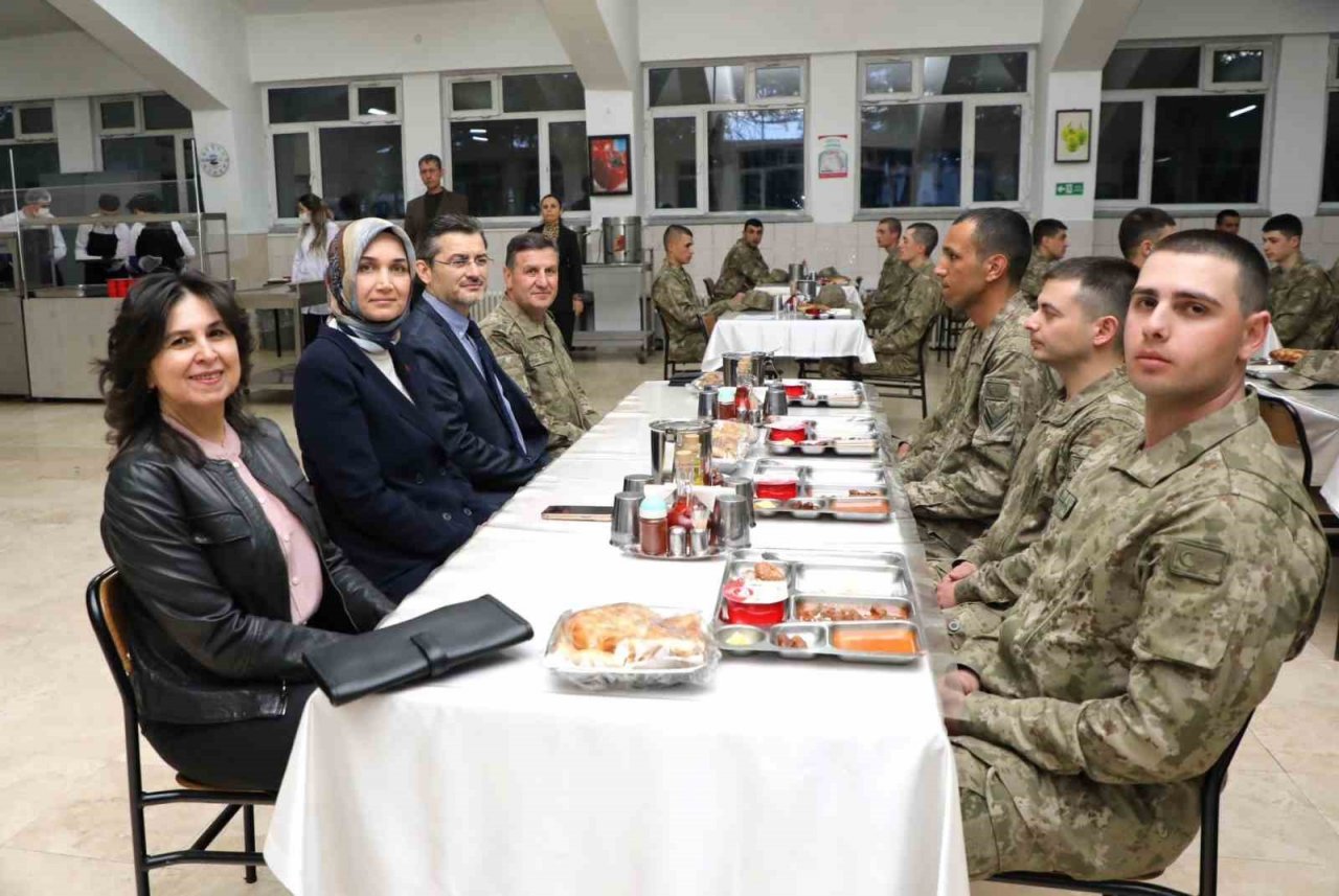 Validen, Ramazan’ın son iftarında Mehmetçik annesine sürpriz