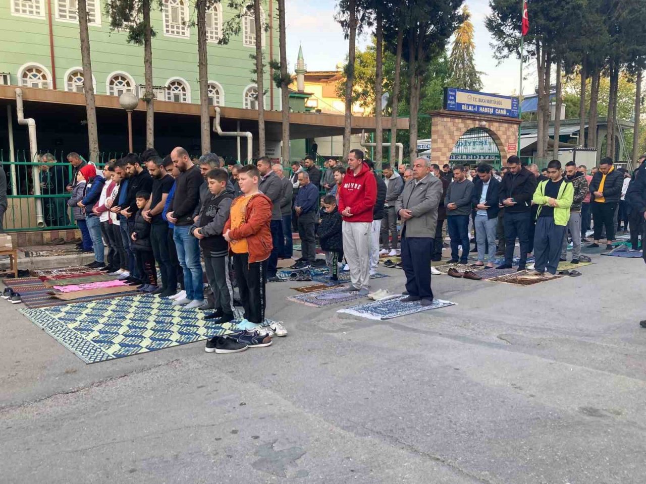 İzmirliler bayram namazı için camilere akın etti