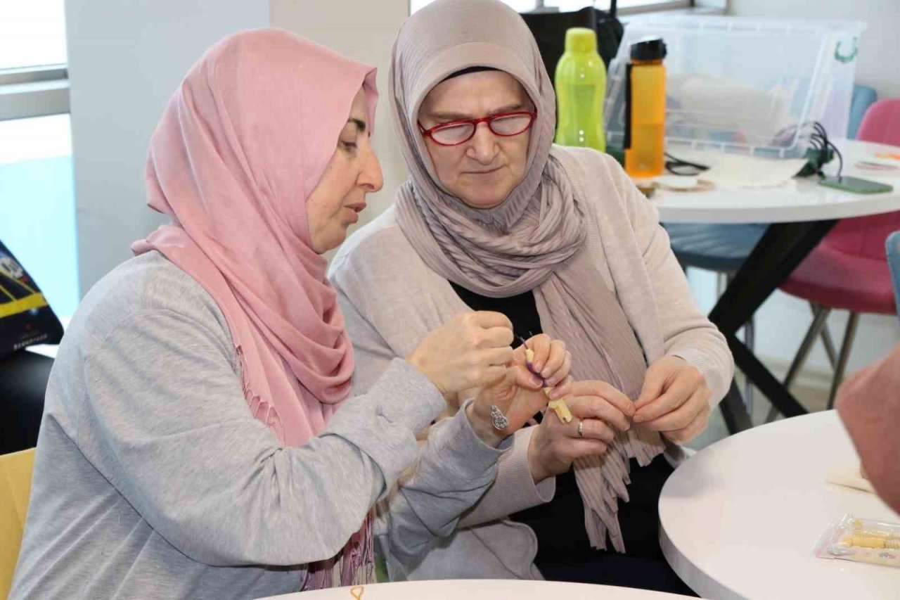 Hem nakış öğreniyor hem de streslerini atıyorlar