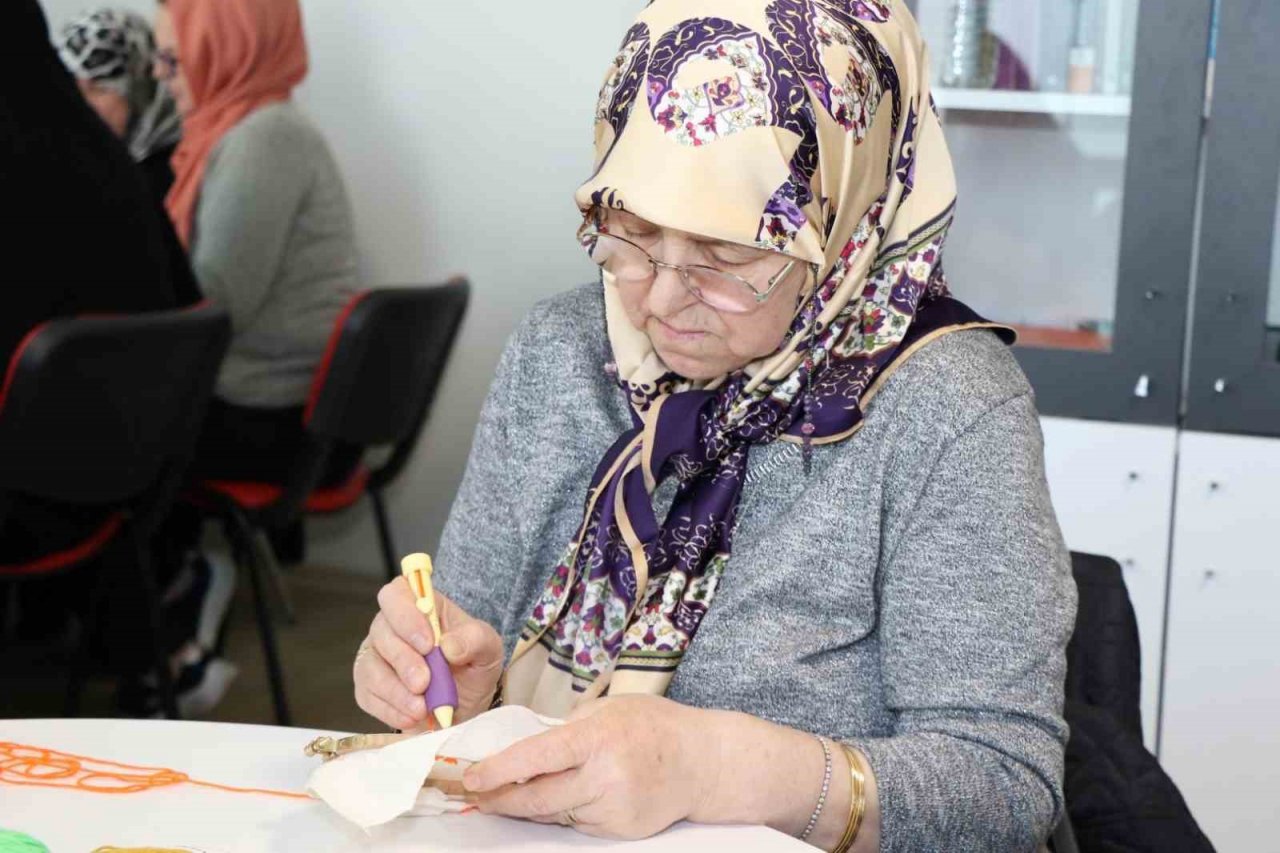 Hem nakış öğreniyor hem de streslerini atıyorlar