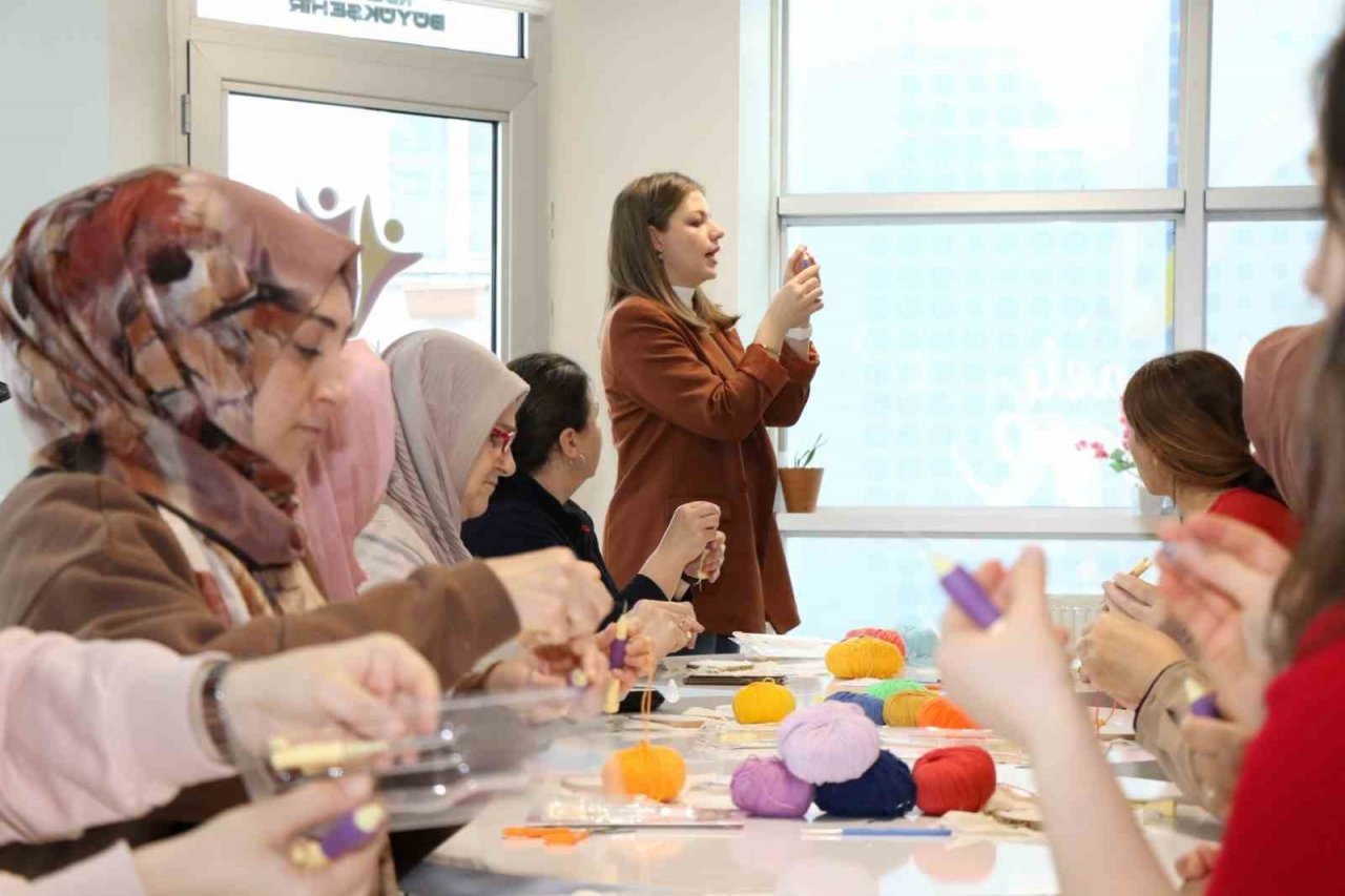 Hem nakış öğreniyor hem de streslerini atıyorlar