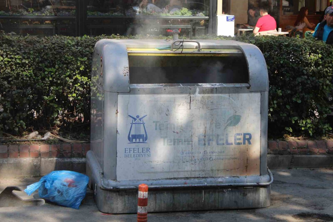 Çöp konteynerine dökülen kül, ekipleri harekete geçirdi
