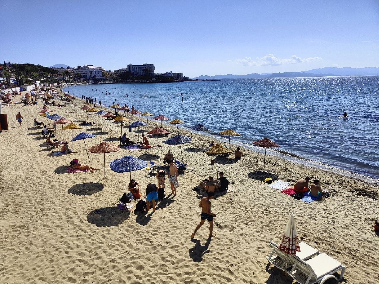 Kuşadası’nın dünyaca ünlü Kadınlar Denizi Plajı’nda bayram yoğunluğu