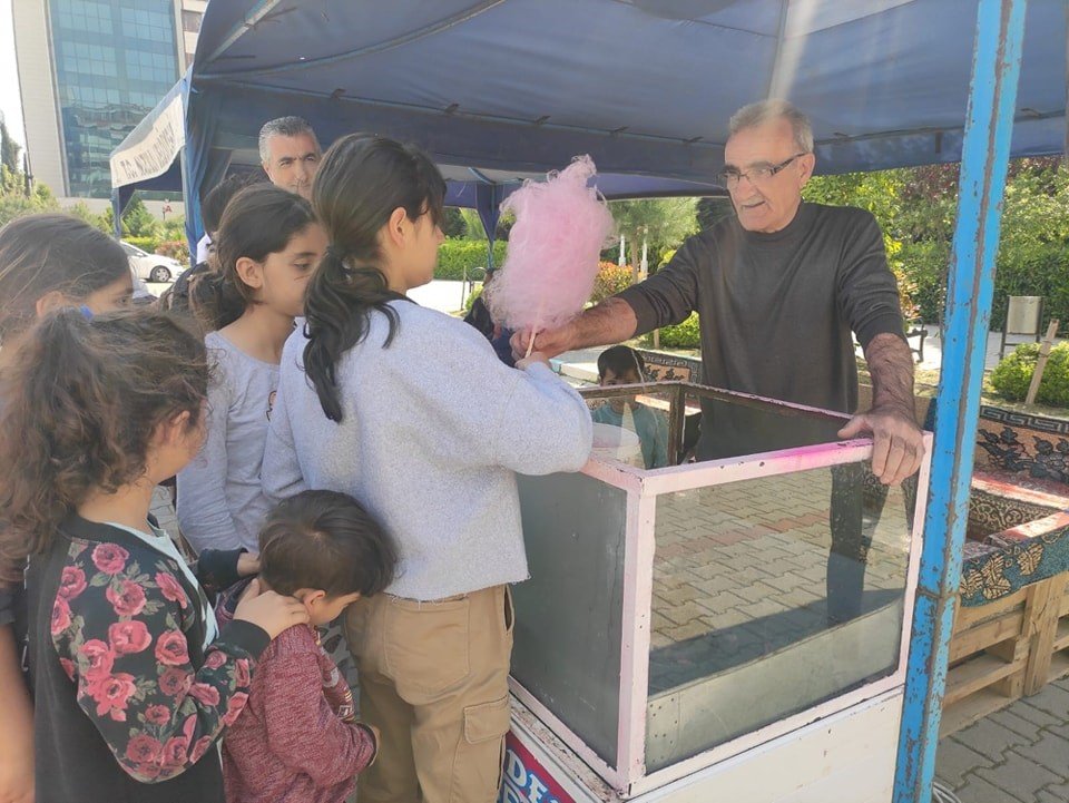 Depremzede çocuklara “pamuk şeker” sürprizi