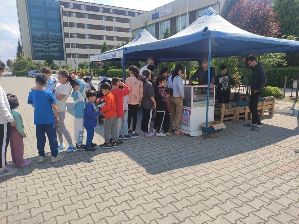 Depremzede çocuklara “pamuk şeker” sürprizi