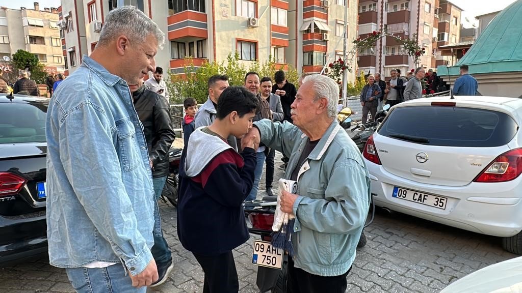 Bayram coşkusu camilerde namazla birlikte başladı